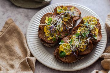 Brot mit veganem Aufschnitt und Senf