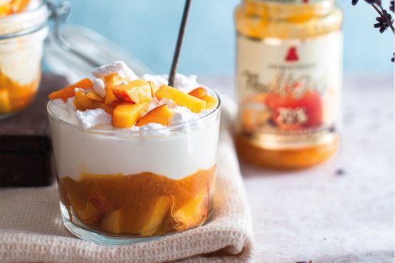 Dessert mit Pfirsich-Maracuja und Baiser
