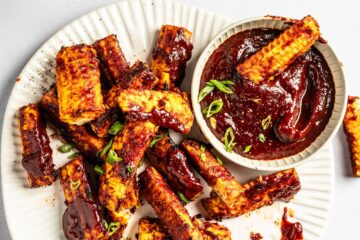 Marinierte Maisstreifen auf weißem Teller mit BBQ Sauce