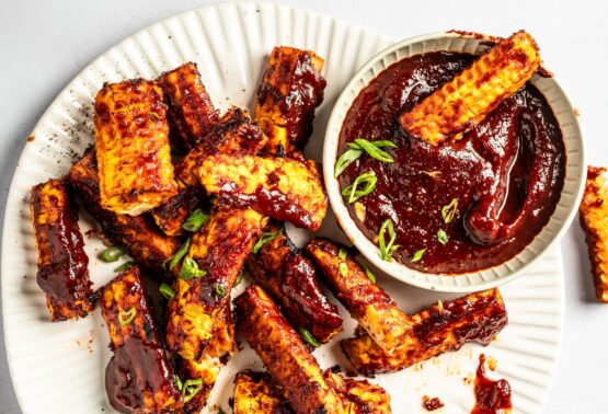 Marinierte Maisstreifen auf weißem Teller mit BBQ Sauce